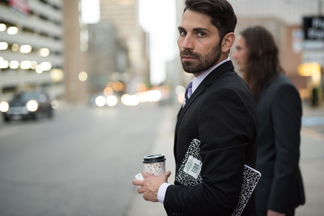 <%浮気調査の調査員は必ず2人以上で行動します。%>