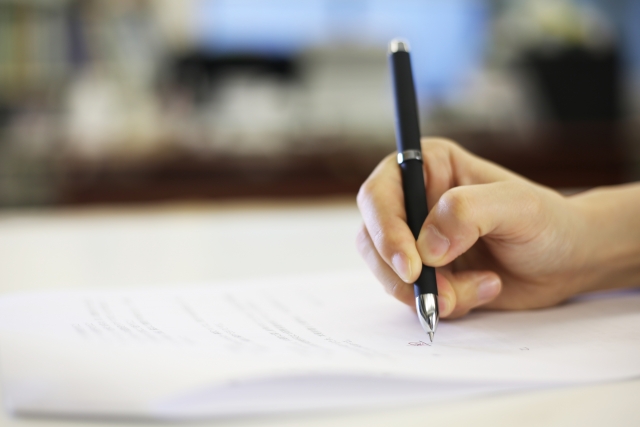 <%浮気調査の契約書にはしっかりと目を通して%>