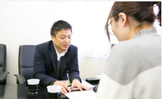 <%浮気調査の報告書の説明を受けます%>